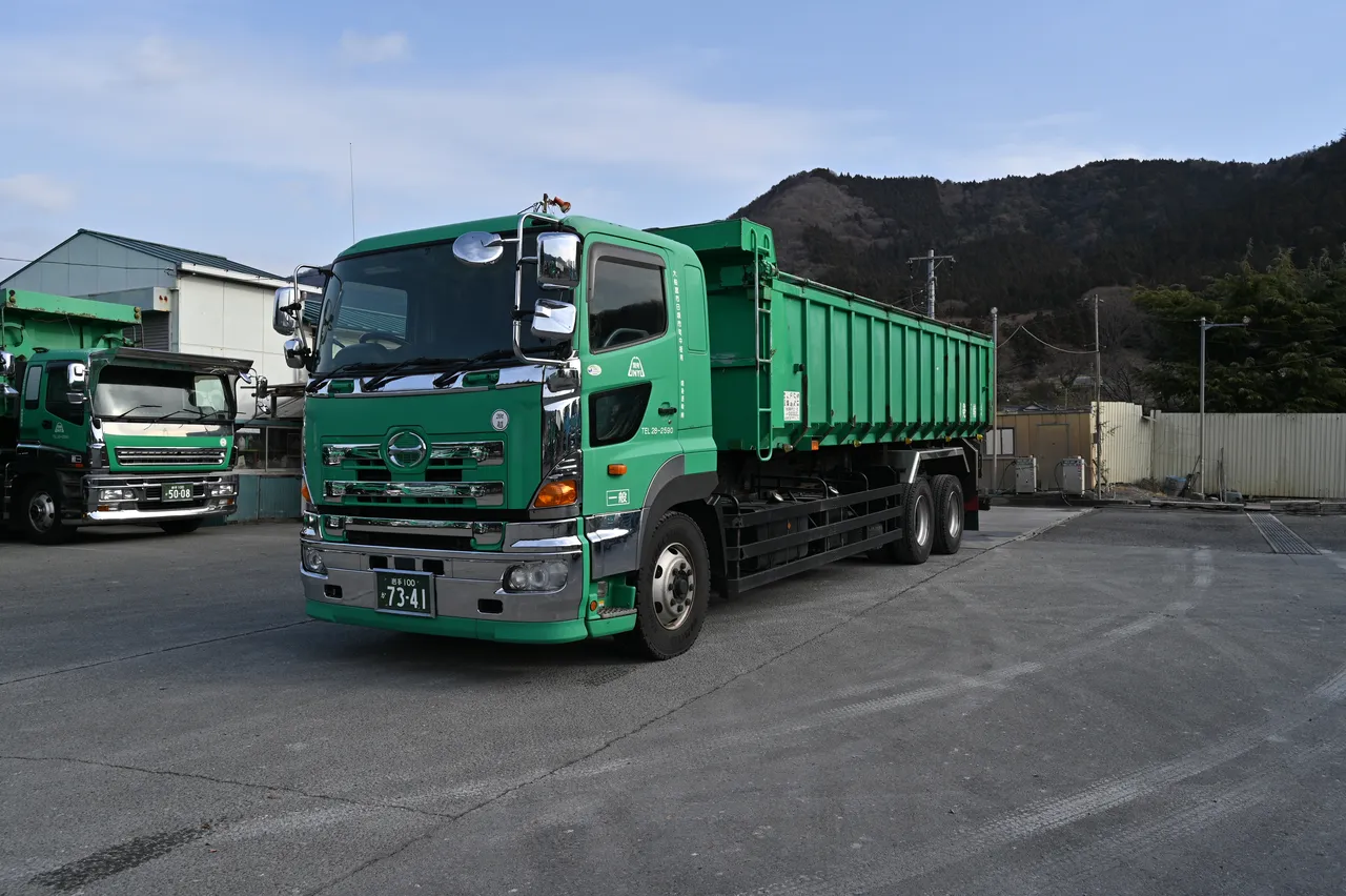 大型の天蓋付き水密ダンプ車。