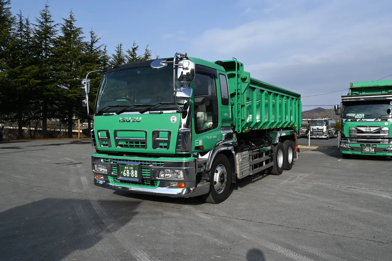 伐根仕様の天蓋付き大型ダンプ車。