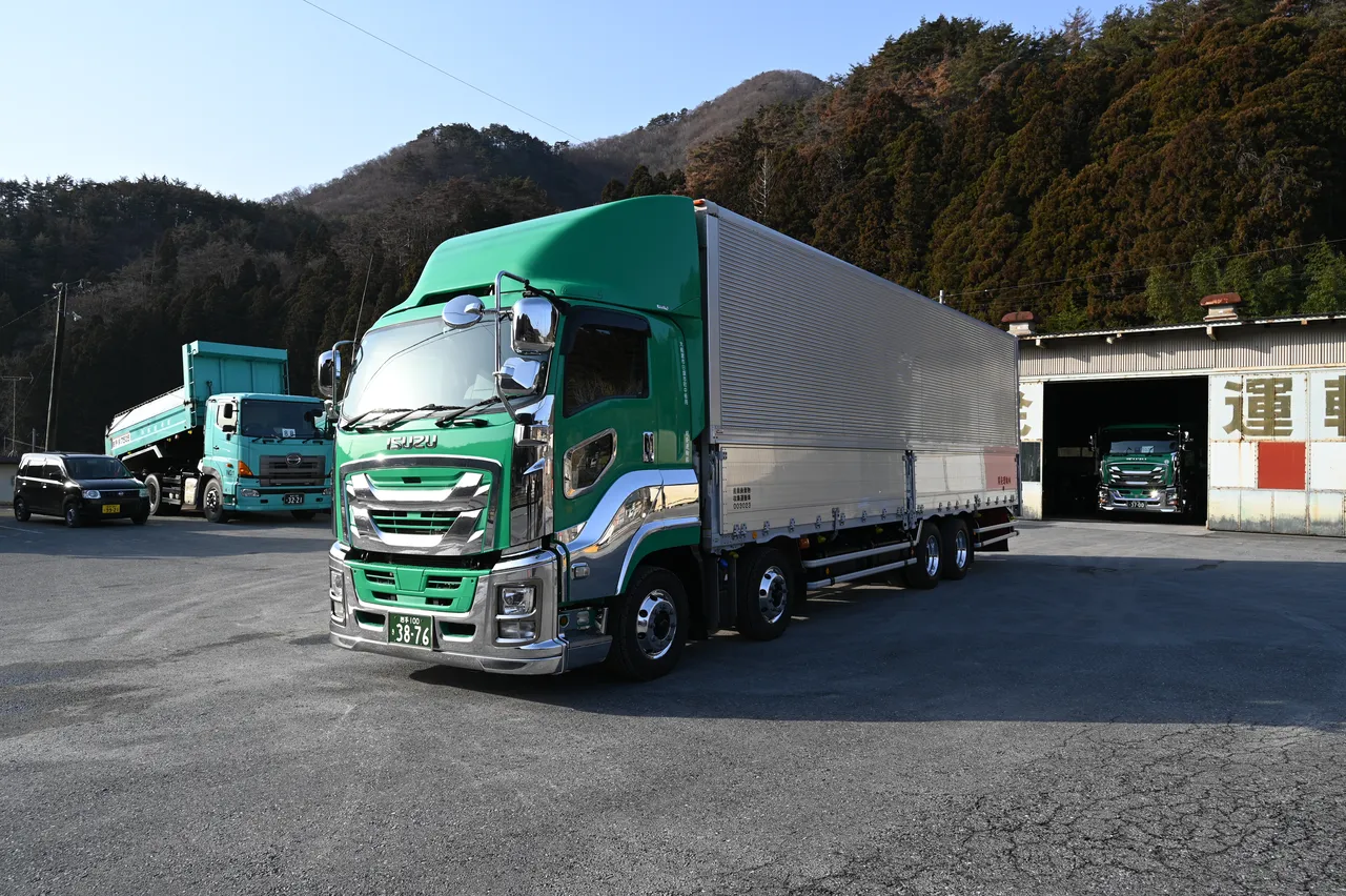 側面が開閉するウイング構造の荷台を連結した大型トラック。